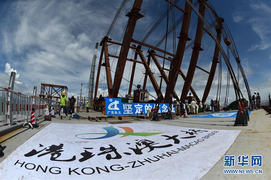 وصْل الجسر الرابط بين هونغ كونغ وتشوهاي وماكاو بنجاح