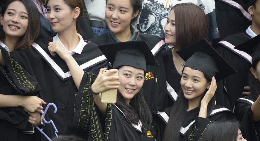 بالصور: الحسناوات المتخرجات من أكاديمية بكين للسينما يلتقطن صورا جماعية