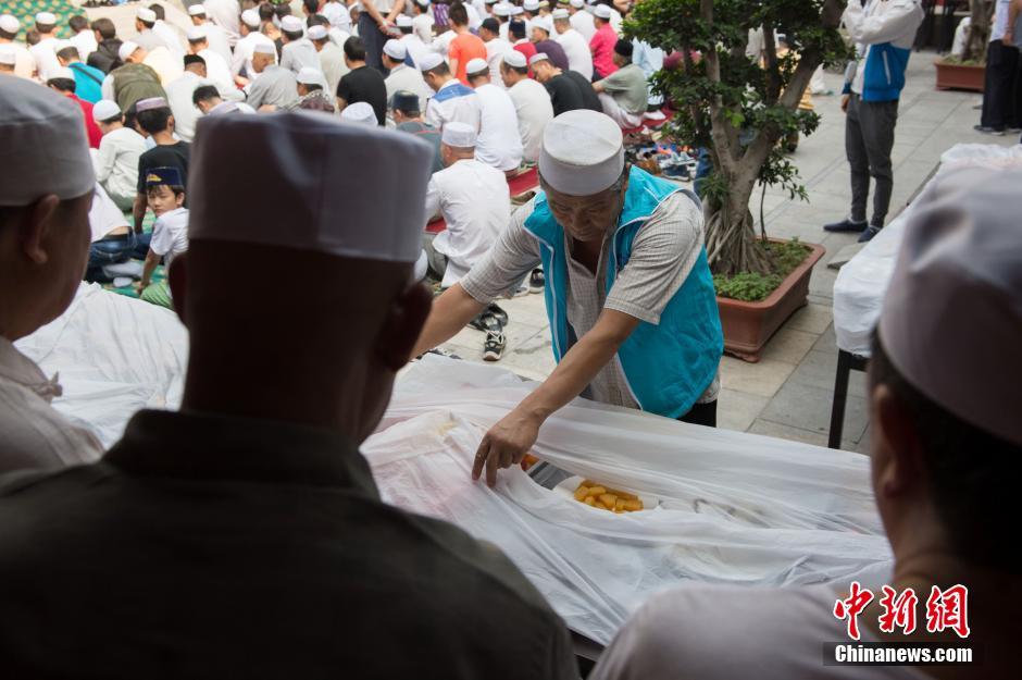 المسلمون الصينيون يحتفلون بعيد الفطر المبارك