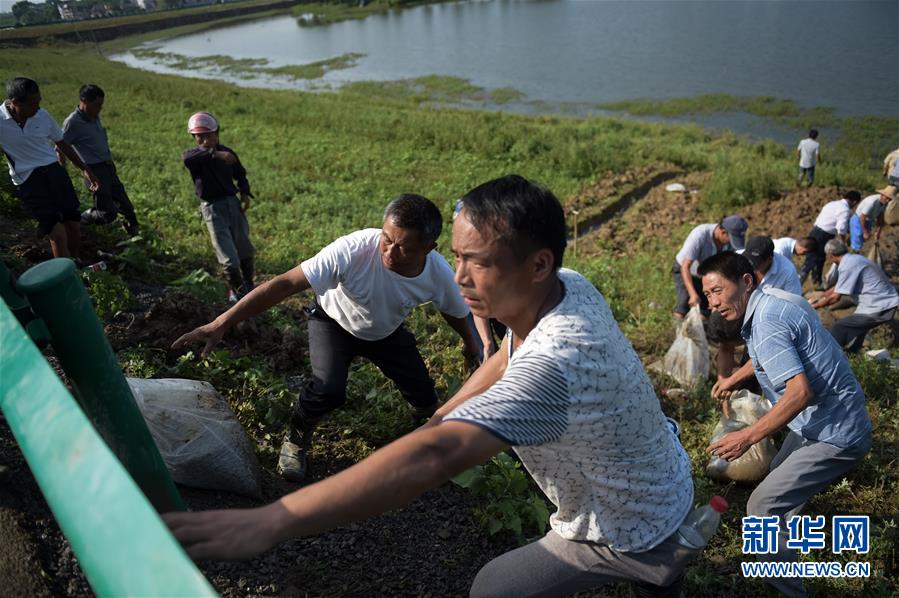 أبطال صينيون في مكافحة الفيضانات