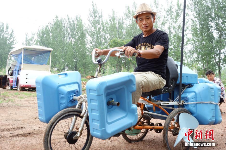 عجوز صيني يخترع مركبة برمائية