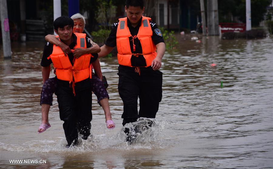 32300 من قوات الشرطة المسلحة يشاركون فى أعمال الإغاثة من الفيضانات