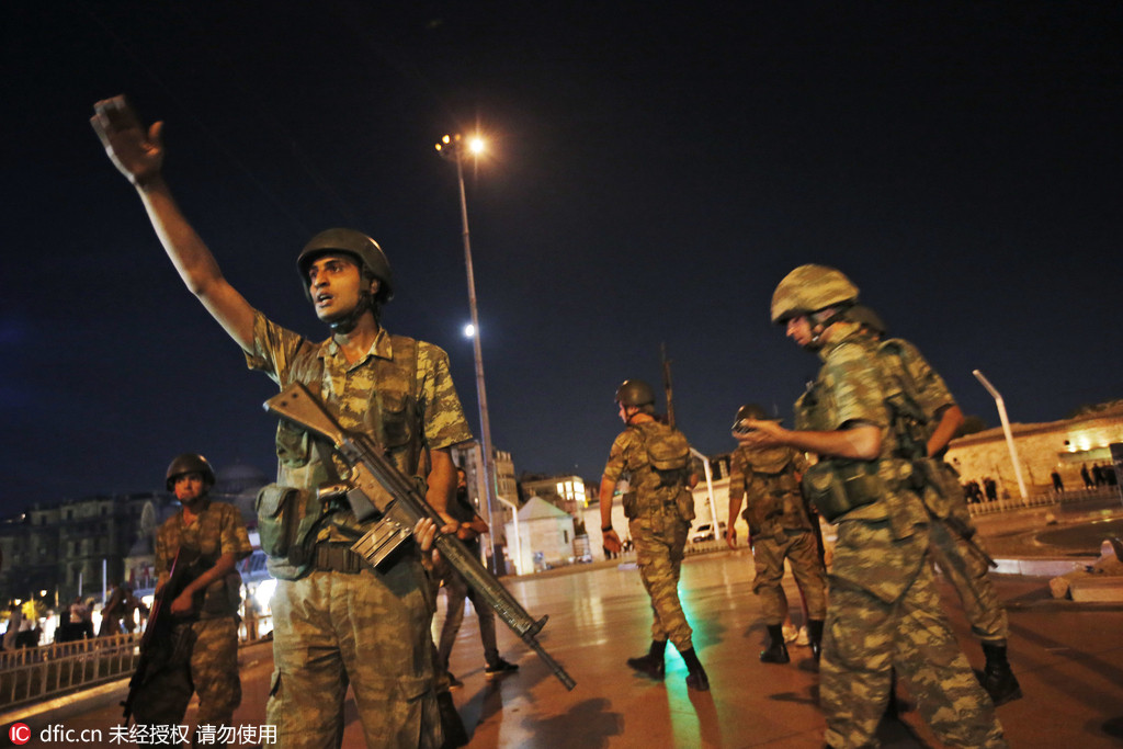 انتشار عسكري مكثف في كل من أنقرة واسطنبول بتركيا