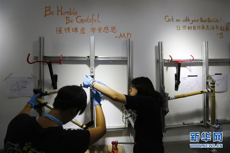 رائد أعمال أمريكي يصنع دراجة الخيزران في زقاق بكين