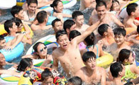 مواطنون بوسط الصين يحتشدون في أحواض سباحة لتجنب درجة الحرارة المرتفعة