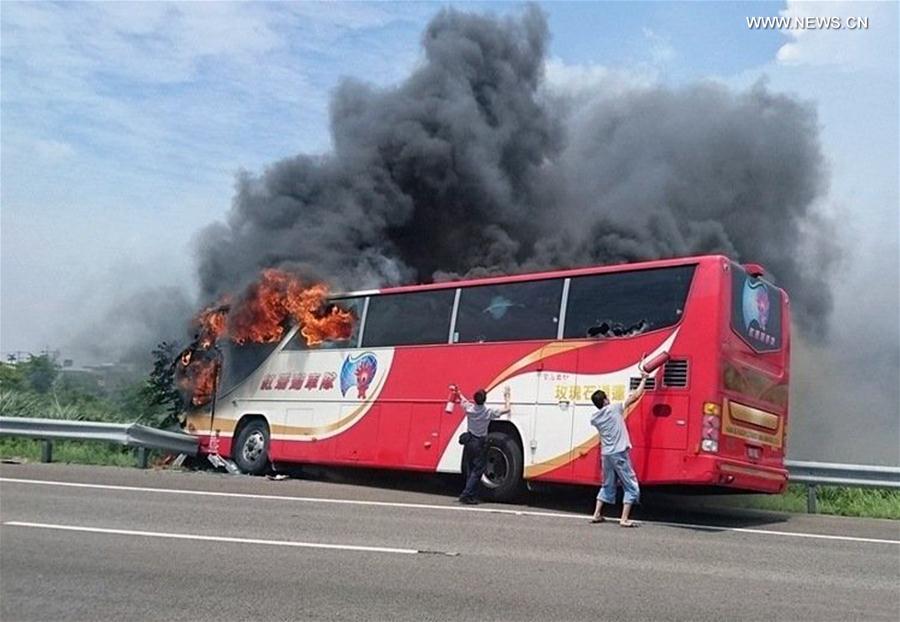 مقتل 24 سائحا من البر الرئيسي جراء اشتعال النيران بحافلة سياحية في تايوان