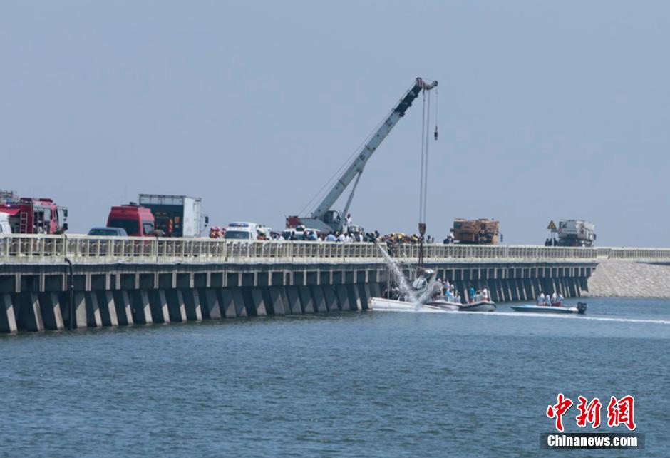 اصطدام طائرة برمائية بجسر في شانغهاى في حادث للرحلات الجوية