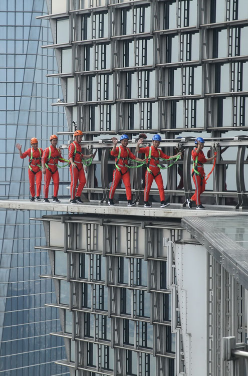 إطلاق ممر زجاجي  بدون سياج على ارتفاع 340 مترا رسميا في شانغهاي
