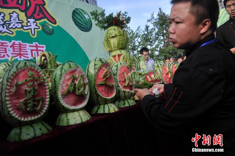 بالصور: معرض النحت على البطيخ يجذب المتفرجين