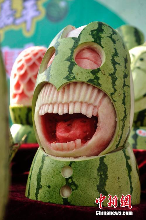 بالصور: معرض النحت على البطيخ يجذب المتفرجين