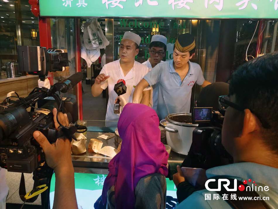 الصحفيون الأجانب يجربون المأكولات الصينية في شارع المسلمين بشيآن