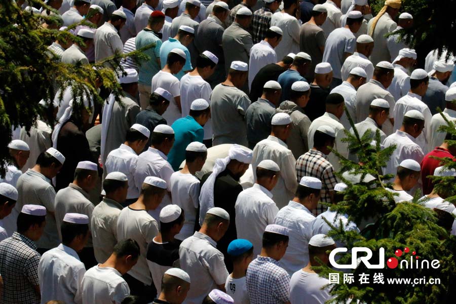 الصحفيون الصينيون والأجانب يؤدون صلاة الجمعة في  مسجد دونغ قوان  بمدينة شينينغ