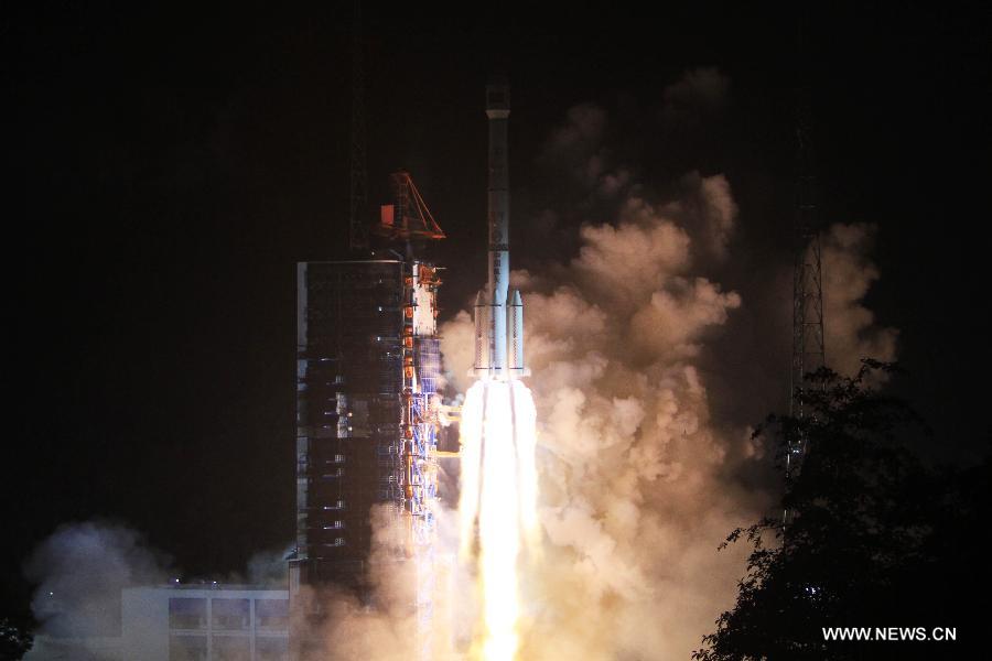 الصين تطلق أول قمر صناعي للاتصالات المتنقلة