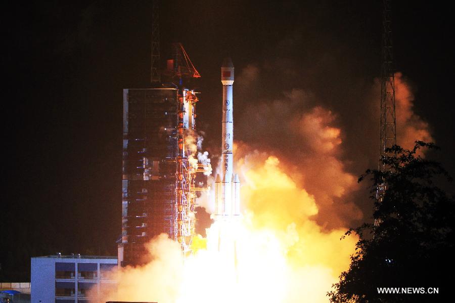 الصين تطلق أول قمر صناعي للاتصالات المتنقلة