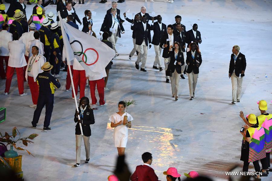 أول فريق أولمبي للاجئين يجذب الأضواء في حفل افتتاح أولمبياد ريو 2016