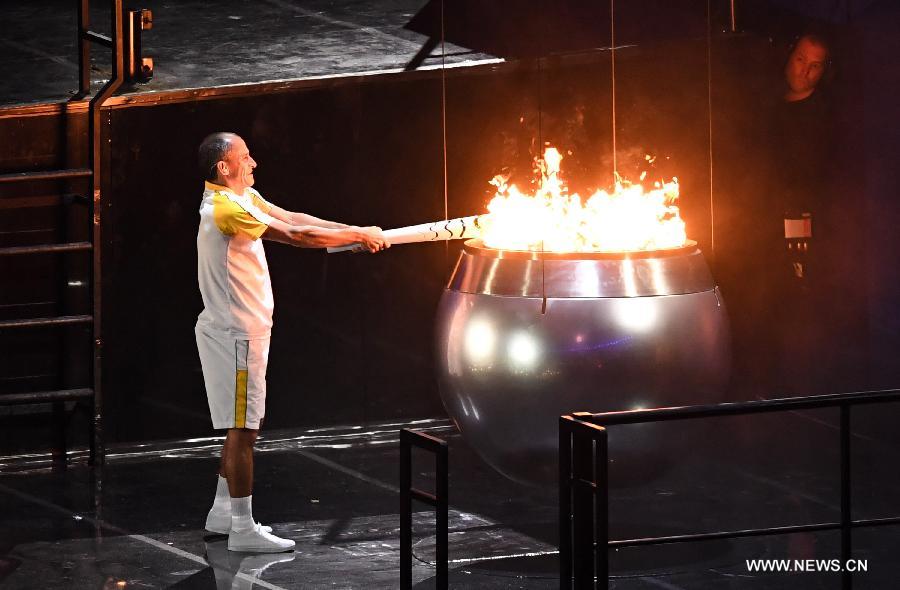 العداء البرازيلي فانديرلي كورديرو دي ليما يوقد الشعلة الأولمبية