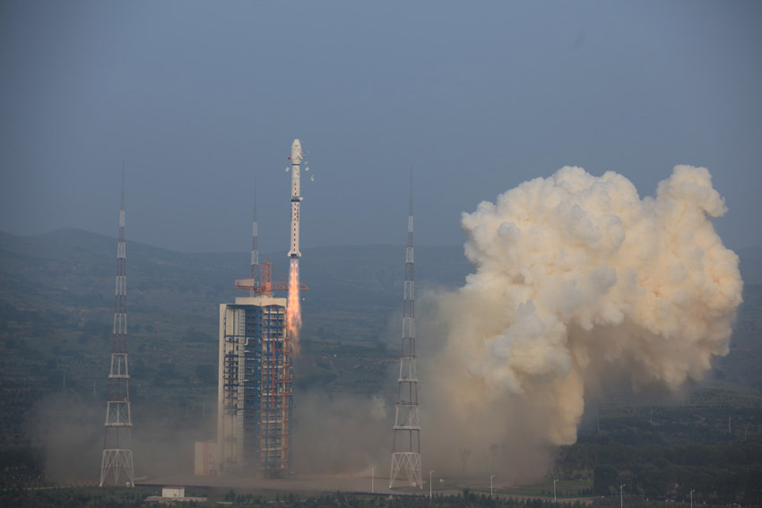 الصين تنجح في إطلاق القمر الصناعي 