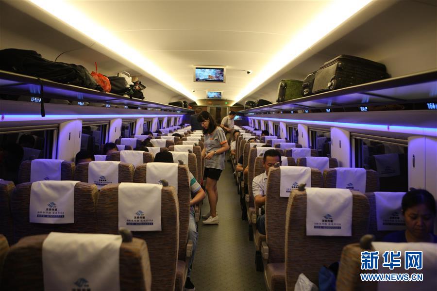 القطارات فائقة السرعة ذات المعايير الصينية تدخل عملية نقل الركاب لاول مرة