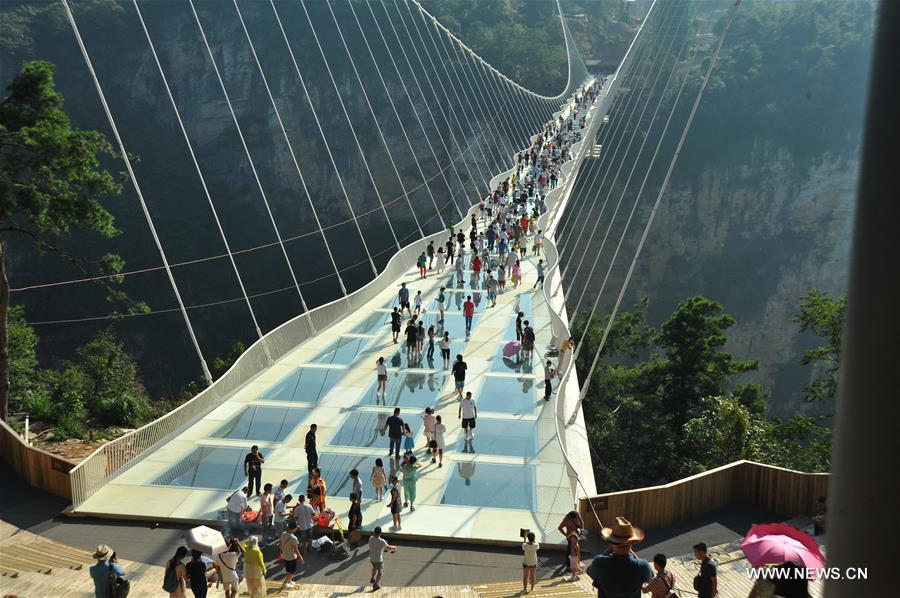 التشغيل التجريبي لأعلى وأطول جسر زجاجي في العالم في الصين