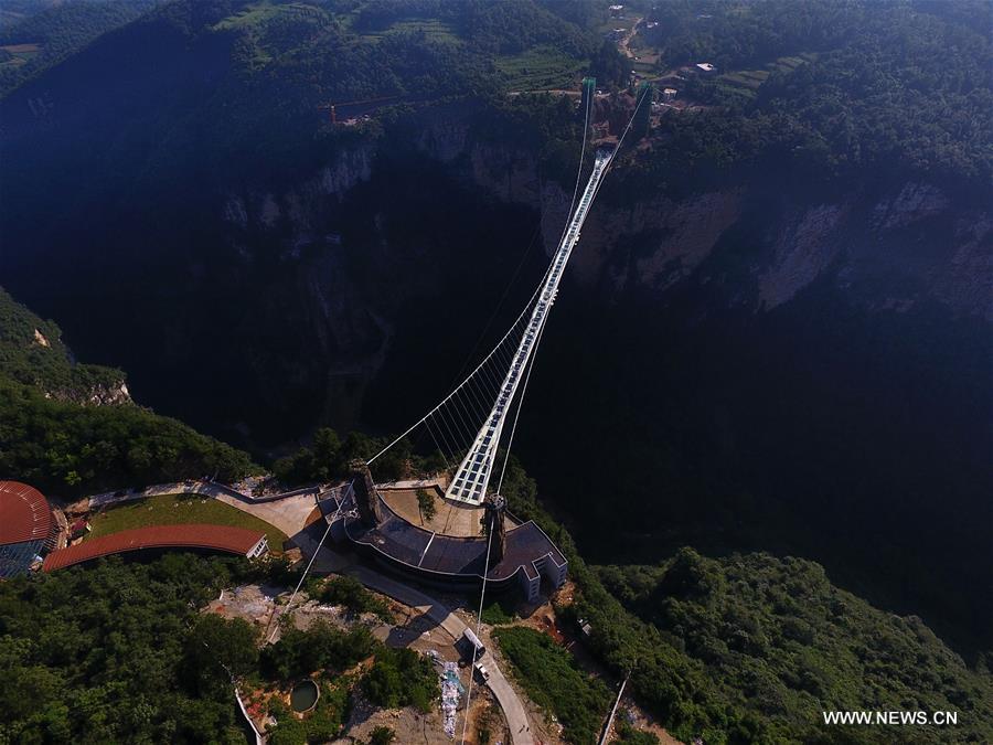 التشغيل التجريبي لأعلى وأطول جسر زجاجي في العالم في الصين