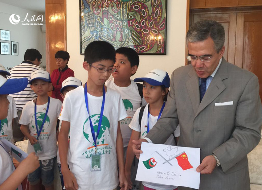 سفير الجزائر لدى بكين يستضيف سفراء الثقافة الصينية الصغار