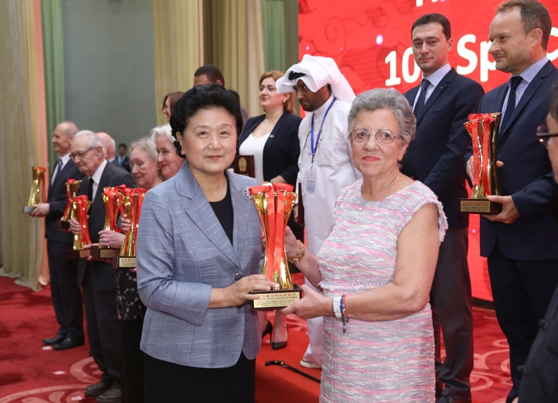 الصين تمنح 19 خبيرا أجنبيا جائزة المساهمات المتميزة في الكتب الصينية