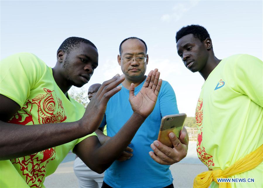 المتدربين الأفارقة يتعلمون رقصة الأسد فى داليان شمال شرق الصين