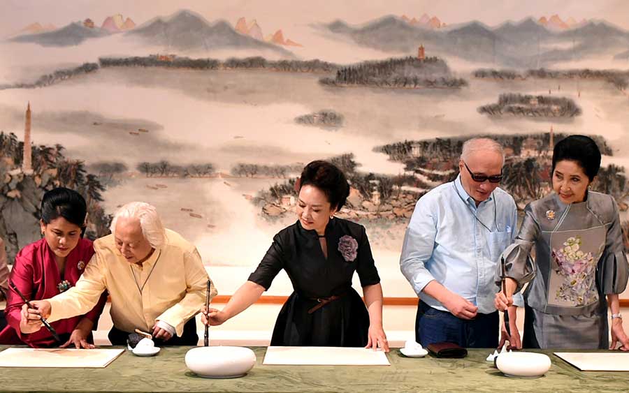 بنغ لي يوان ترافق زوجات رؤساء الوفود الأجنبية لزياة المعهد الصيني للفنون الجميلة