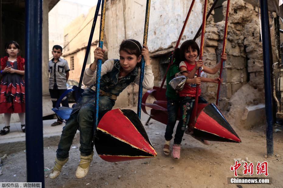 بصور..أطفال سوريا يلعبون بأراجيح من الصواريخ