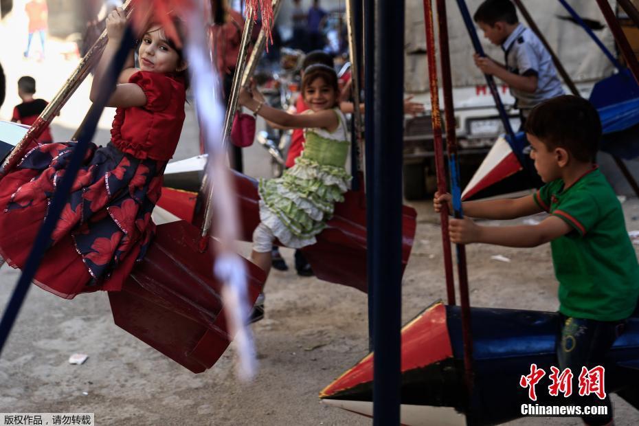 بصور..أطفال سوريا يلعبون بأراجيح من الصواريخ