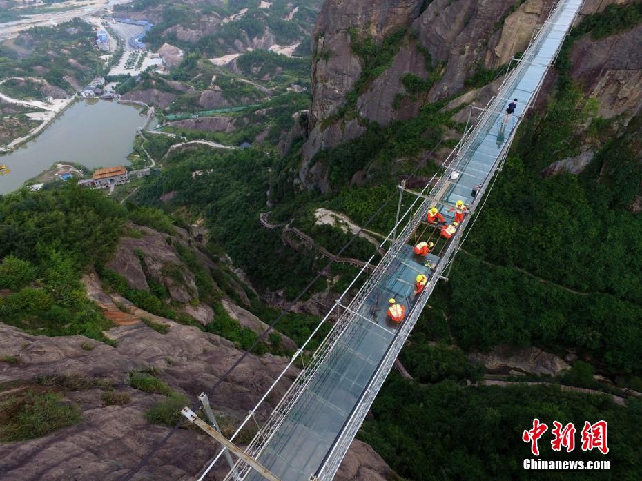 استبدال الزجاج لأعلى وأطول جسر زجاجي عالميا في تشانغجياجيه