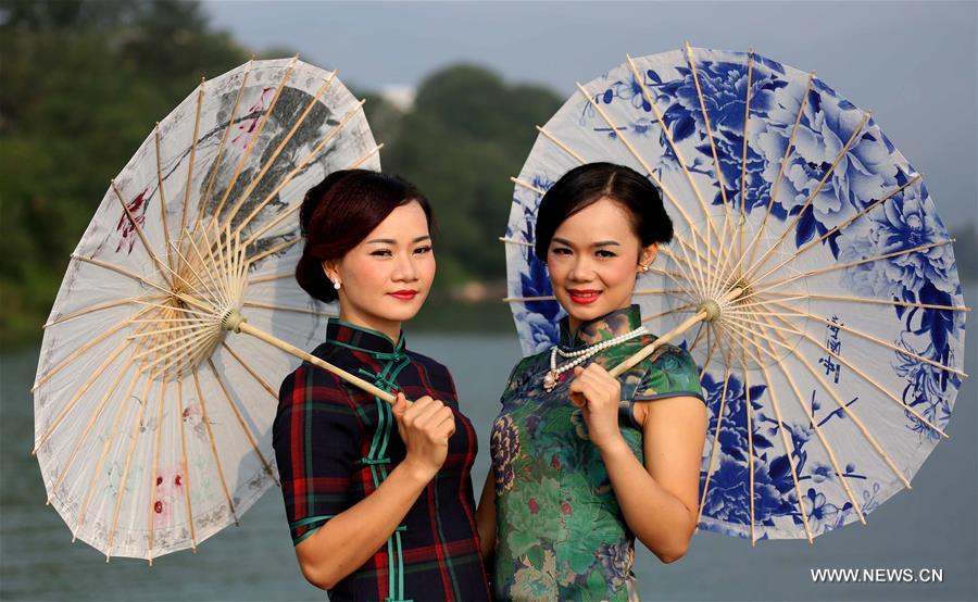 عرض فستان تشيباو التقليدي الصيني
