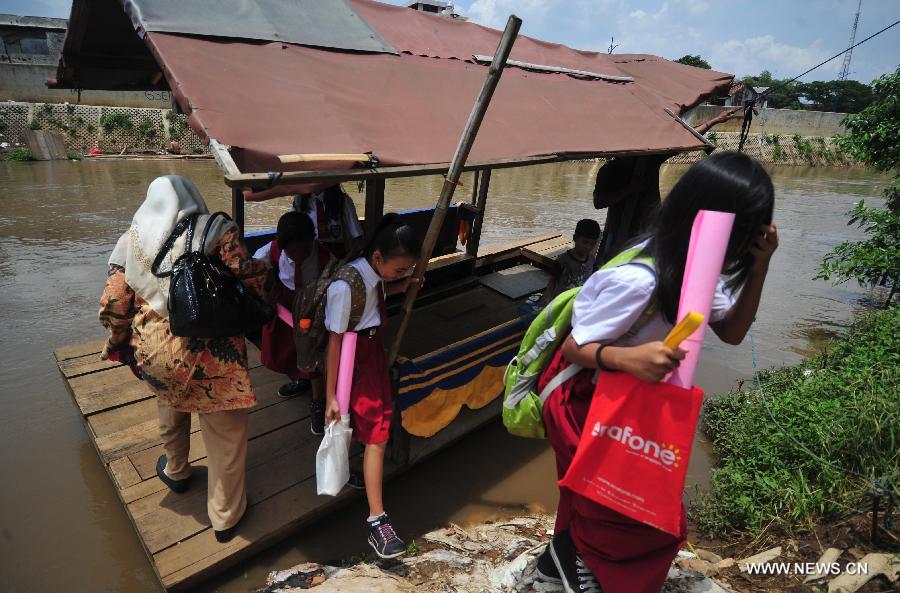 ارتفاع عدد قتلى السيول والانهيارات الأرضية التي ضربت إندونيسيا إلى 17 وفقدان 9 آخرين