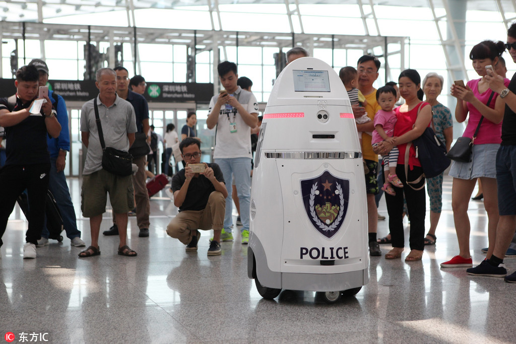 مطار شنتشن يستخدم أول روبوت أمن فى الصين