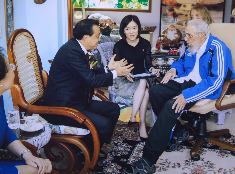 تقرير إخباري: رئيس مجلس الدولة الصيني لي كه تشيانغ يزور الزعيم الثوري الكوبي فيدل كاسترو