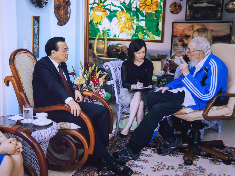 تقرير إخباري: رئيس مجلس الدولة الصيني لي كه تشيانغ يزور الزعيم الثوري الكوبي فيدل كاسترو