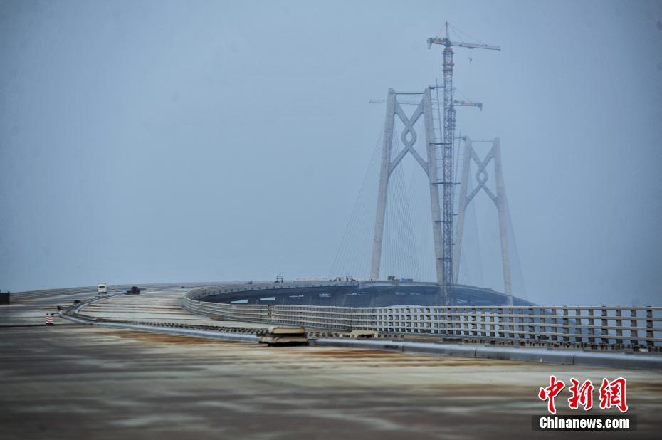 الصين تدشن الجزء الرئيسي لأطول جسر عابر للبحار فى العالم