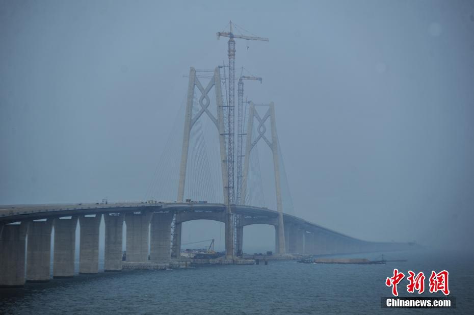 الصين تدشن الجزء الرئيسي لأطول جسر عابر للبحار فى العالم