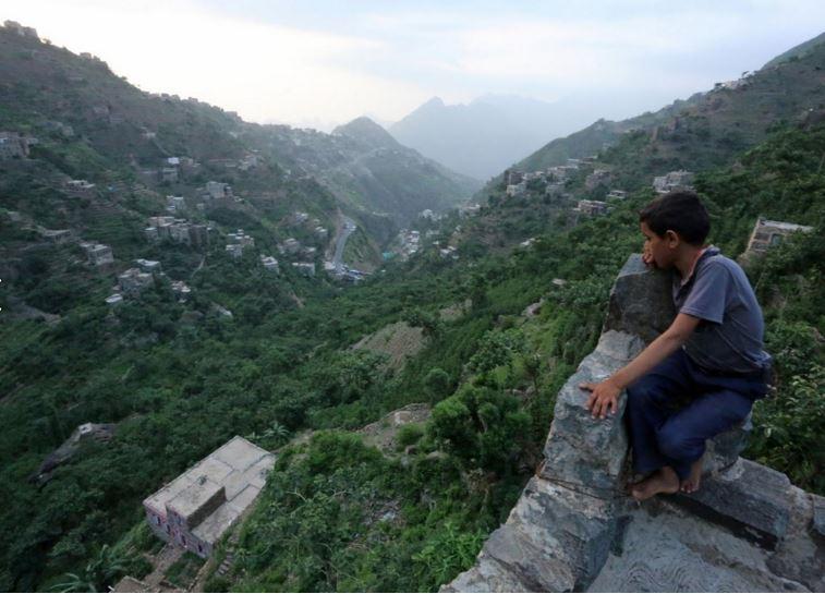 بعيدا عن الحرب: يمنيون يعيشون حياة بدائية فوق قمم الجبال
