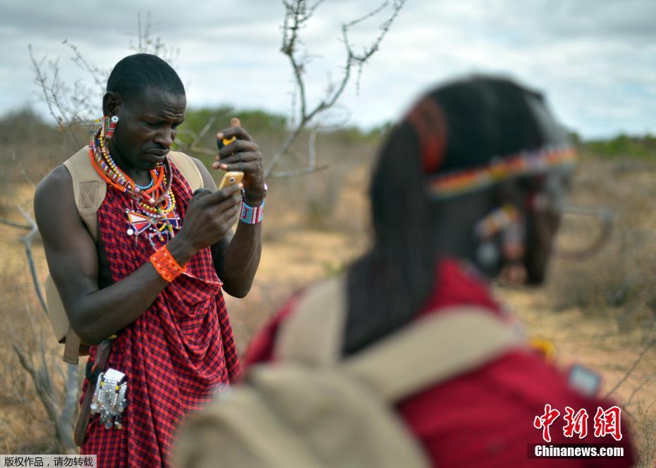 استخدام جهاز جي بي أس بدلا من الرمح لحماية الأسد في كينيا