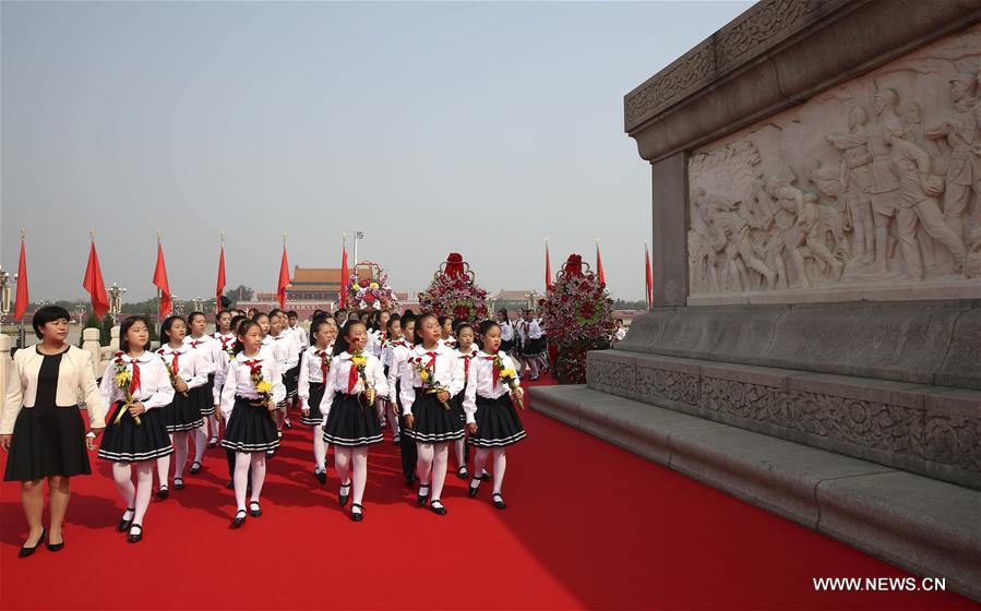 الصين تحيي يوم الشهيد وذكرى انتصار المسيرة الكبرى في ميدان تيانآنمن
