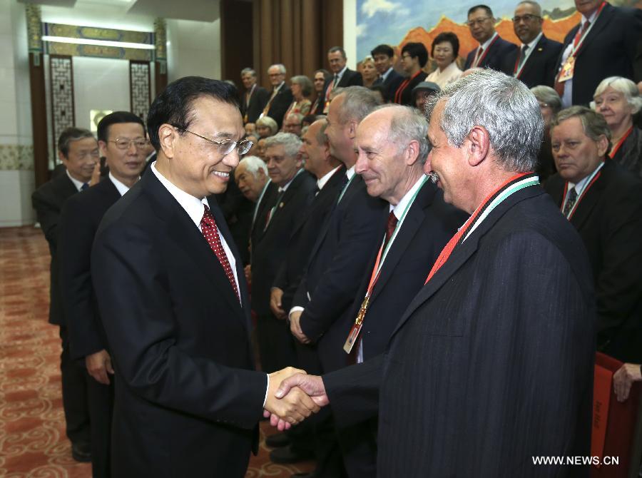 رئيس مجلس الدولة الصيني يتعهد بسياسة أكثر انفتاحا تجاه المواهب الأجنبية