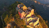 مناظر جوي للقصر الذهبي على قمة جبل وودانغ