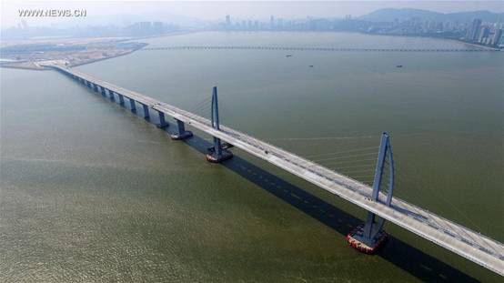 النفق تحت الماء لجسر هونغ كونغ-تشوهاى-ماكاو يربط مع جزيرة اصطناعية الشرقية
