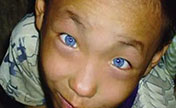 نادر..صبي صيني ذو "عين القط" الزرقاء