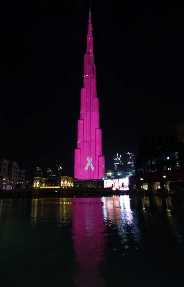 برج خليفة يضاء باللون الوردي للتوعية بسرطان الثدي
