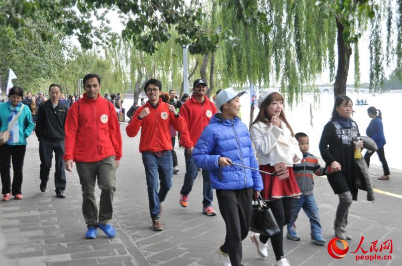 ثمانمئة أجنبي يطوفون ببحيرة كونمينغ ببكين