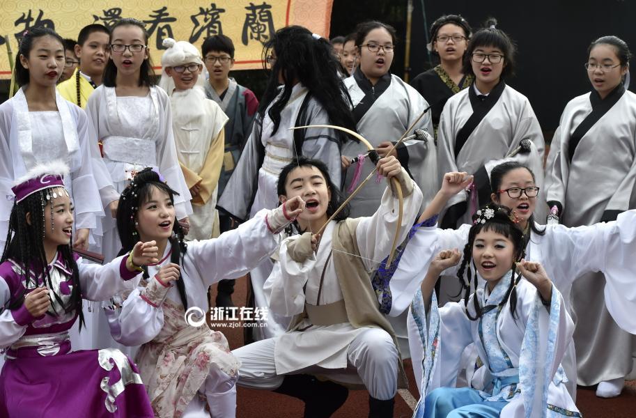 بالصور:أزياء الخيال تزين حفل افتتاح دورة الألعاب الرياضية في مدرسة صينية