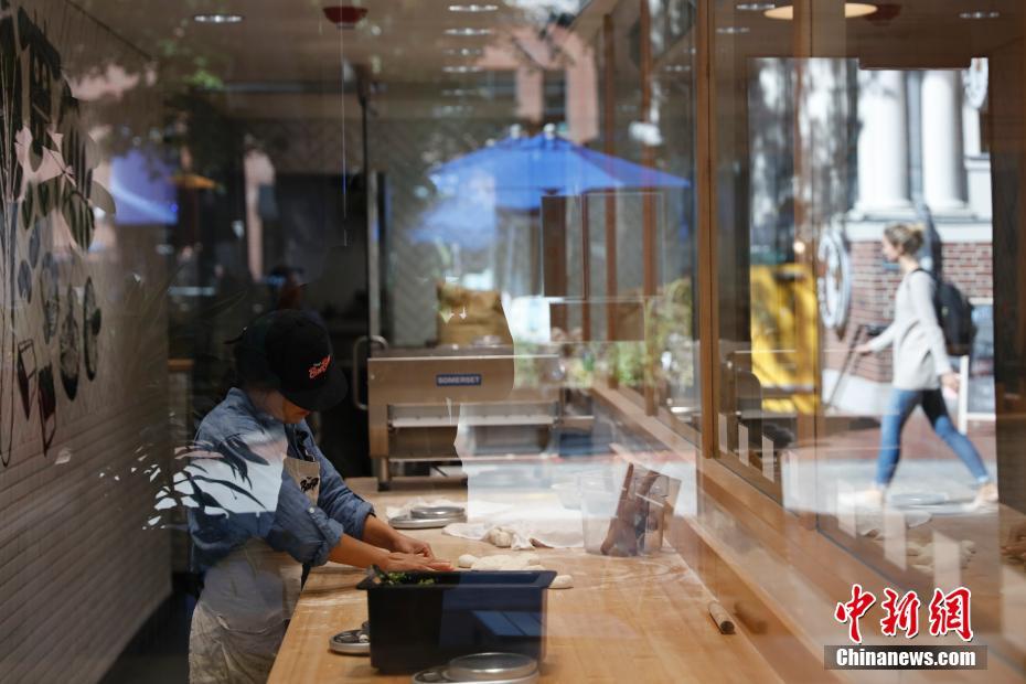 شاب صيني يفتح متجرا لبيع الفطائر الصينية في جامعة هارفارد