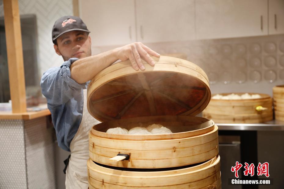 شاب صيني يفتح متجرا لبيع الفطائر الصينية في جامعة هارفارد